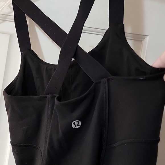 Black Lulu tank size 4, in good used condition. Comes with removable bra pads - Picture 3 of 4